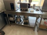deux micro-ondes posés sur une table en inox dans une cuisine