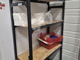 une étagère sur laquelle se trouvent plusieurs objets