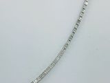une image d'un bracelet en diamant sur une surface blanche