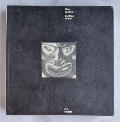 une image représentant un livre noir sur lequel figure le visage d'une femme