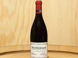 une bouteille de vin posée sur un tonneau