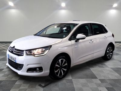 la citrole blanche est garee sur un carrelage en damier