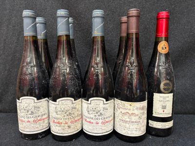 six bouteilles de vin sont alignées sur une table