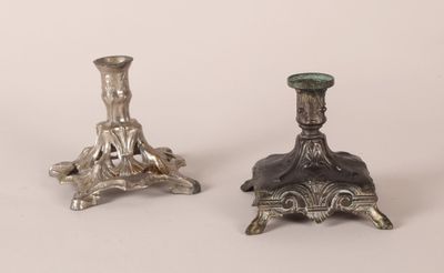Lot de deux bougeoirs en métal argenté à décor feuillagé.