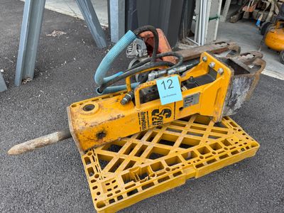 une petite machine jaune posée sur une palette