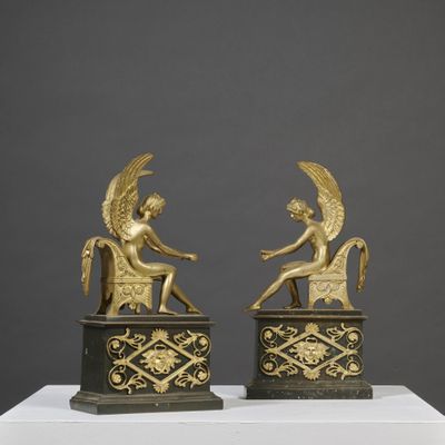 paire de figurines d'anges en bronze ancien, assises sur un trône