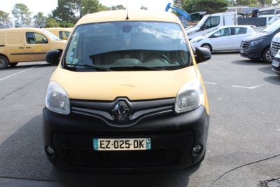 une camionnette jaune garée sur un parking à côté d'autres voitures