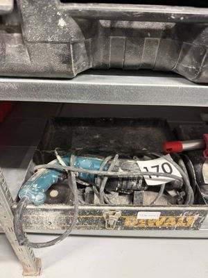 une boîte à outils avec des outils posés sur une table