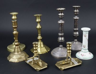 un grand nombre de bougies posées sur une table