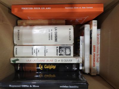 plusieurs livres empilés dans une boîte