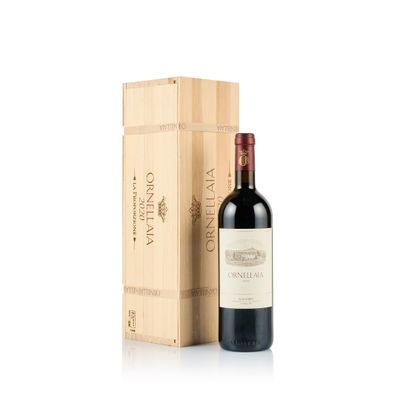la bouteille de vin se trouve à côté d'une caisse en bois