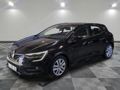 une voiture noire est garée sur le sol en damier d'un garage