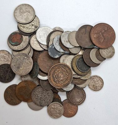 une pile de vieilles pièces de monnaie sur une surface blanche