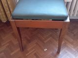 un petit banc en bois sur lequel est posé un coussin bleu