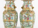 paire de vases chinois avec figures sur fond blanc
