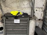 beaucoup de pneus et une boîte à outils dans un garage