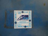 une photo d'une boîte bleue sur laquelle est accrochée une pancarte