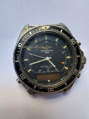 une montre posée sur une surface blanche