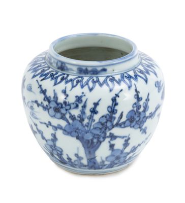 un vase bleu et blanc orné d'un motif d'arbre