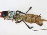 une poupée sans vie gisant par terre, avec des skis et des bâtons