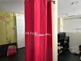 un rideau de douche rouge suspendu au plafond dans une pièce