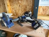 quelques outils sont posés sur une étagère en bois dans une pièce