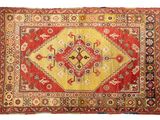 un tapis rouge et jaune sur fond blanc