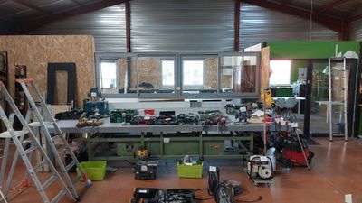 une pièce où se trouvent de nombreux outils