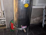 une photo d'un chauffe-eau posé sur un sol carrelé
