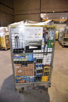 un chariot contenant de nombreux cartons dans un entrepôt