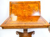 une petite table avec un plateau en bois posée sur un piètement