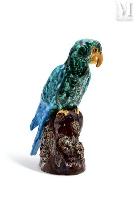 une figurine représentant un perroquet perché sur un crâne