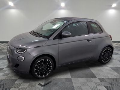 une photo d'une Smart garée dans un showroom