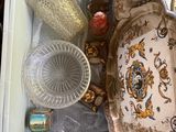 tout un tas d'objets qui traînent dans un tiroir