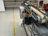 l'image d'une machine qui travaille sur une feuille de papier