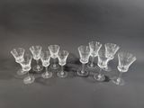 six verres à vin transparents sont alignés sur une surface noire