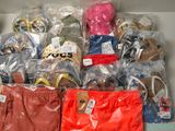 de nombreux sacs de vêtements posés sur une table