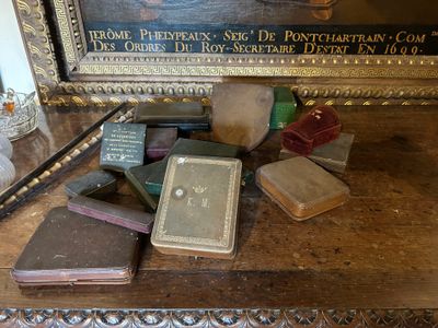 de nombreux livres anciens posés sur une table, avec une image en arrière-plan