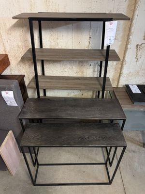 un ensemble de trois tables surmontées d'une étagère