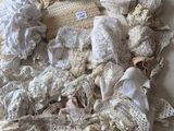 de nombreux types de dentelles sur un lit