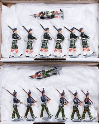 Asset. Cameron et Sutherland Highlanders au pas.