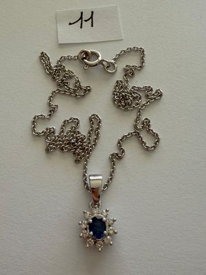 Chaîne en or gris, soutenant un pendentif or gris, serti d'u…