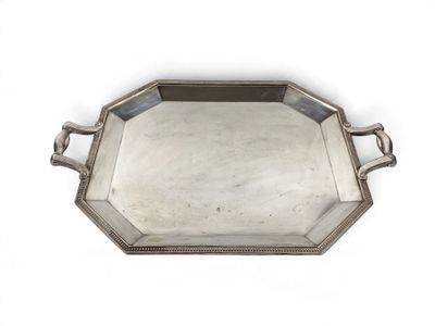 un plateau ancien en argent avec des poignées et des anses sur fond blanc