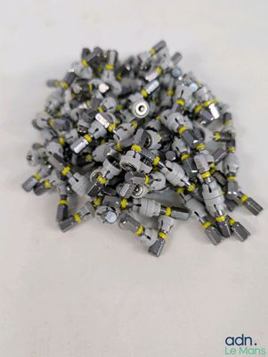 un tas de Lego posé sur une surface blanche