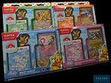 il y a beaucoup de cartes Pokémon exposées dans la boîte