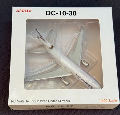 une boîte contenant une maquette d'avion