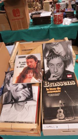 3 manettes de livres dont Gainsbourg, Claude François, Brassens, ...