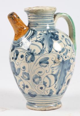 un vase bleu et blanc avec une anse sur une table