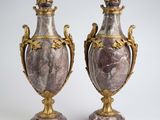 paire de vases anciens en marbre, avec des anses dorées, posés sur des socles en marbre