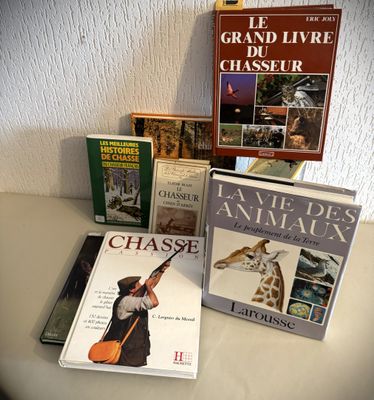 de nombreux livres posés sur une table